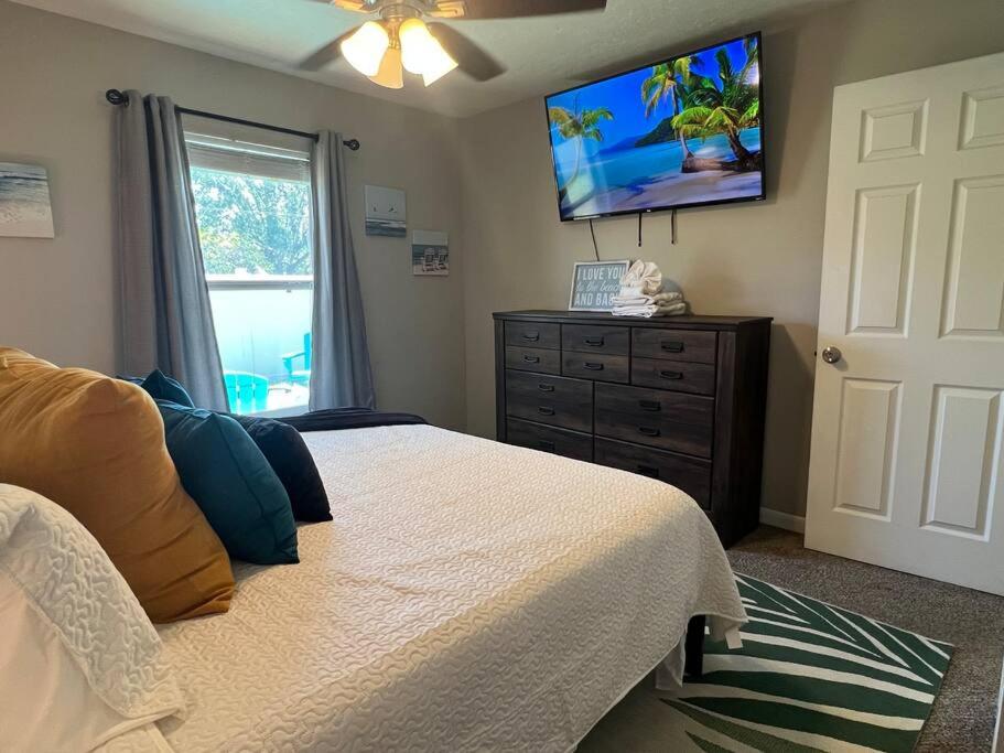 Family & Pet Friendly Bradenton House - Heated Pool -Hot Tub -EV Chrger-Near Beaches