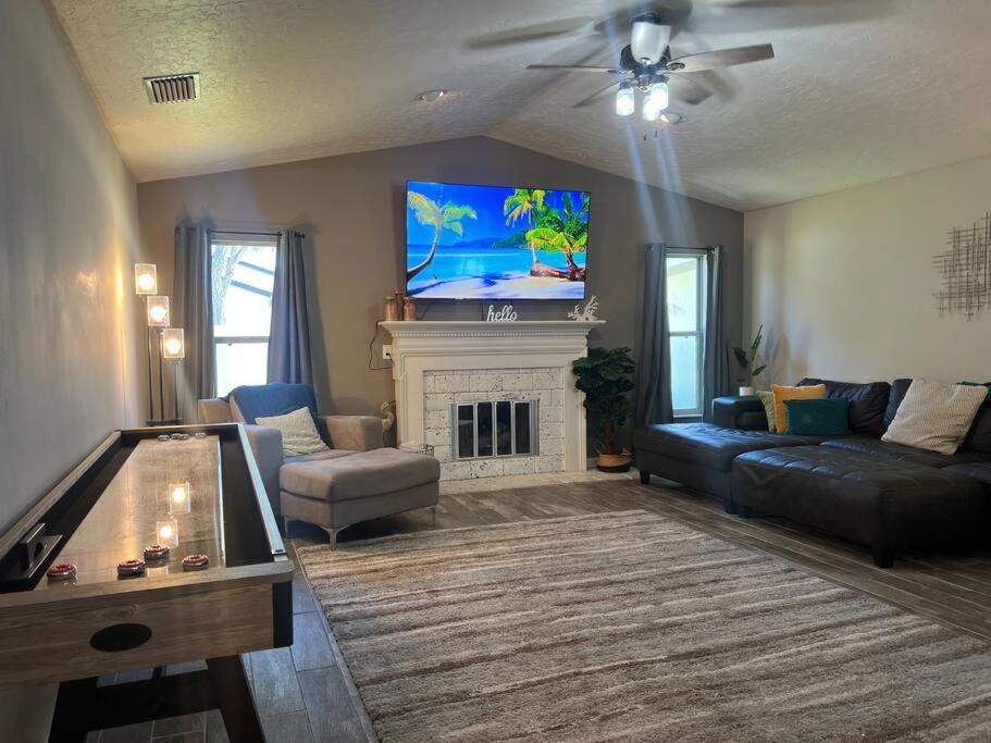 Family & Pet Friendly Bradenton House - Heated Pool -Hot Tub -EV Chrger-Near Beaches