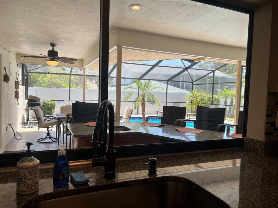 Family & Pet Friendly Bradenton House - Heated Pool -Hot Tub -EV Chrger-Near Beaches