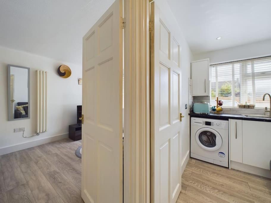 Fabulous Quiet Chelmsford Apartment - Free Parking view 3