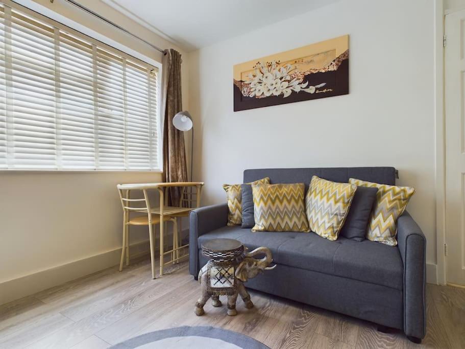 Fabulous Quiet Chelmsford Apartment - Free Parking view 4