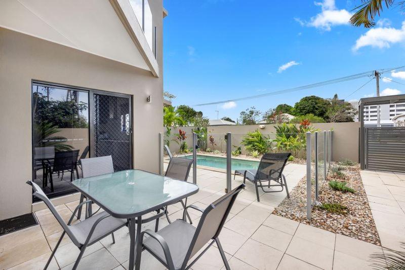 'Bay View' with Pool and Rooftop Entertaining Area
