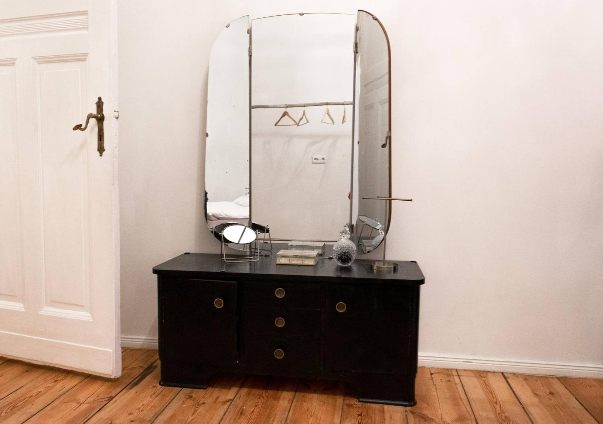 Artistic Altbau Apartment photo 4