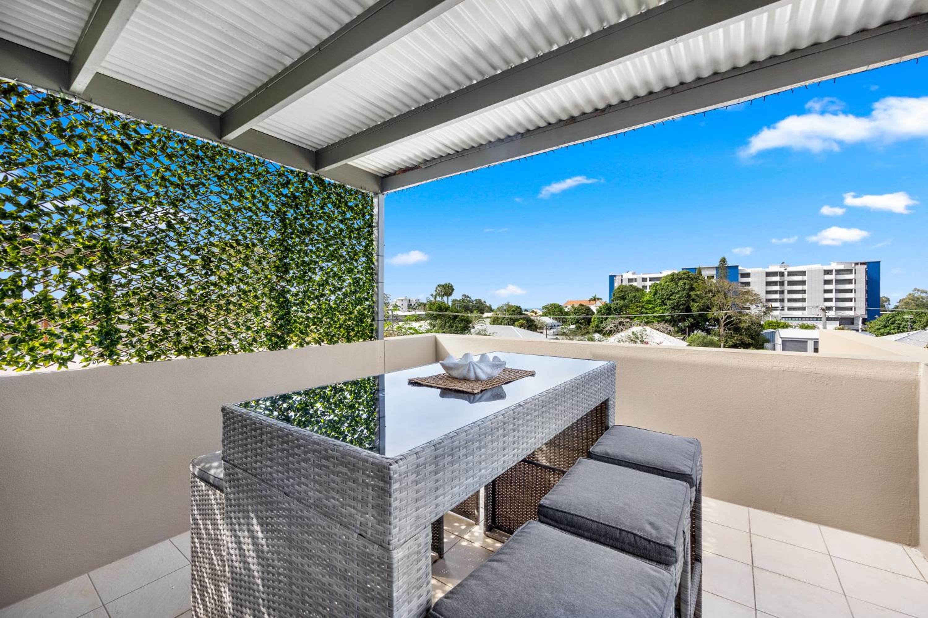 'Bay View' with Pool and Rooftop Entertaining Area