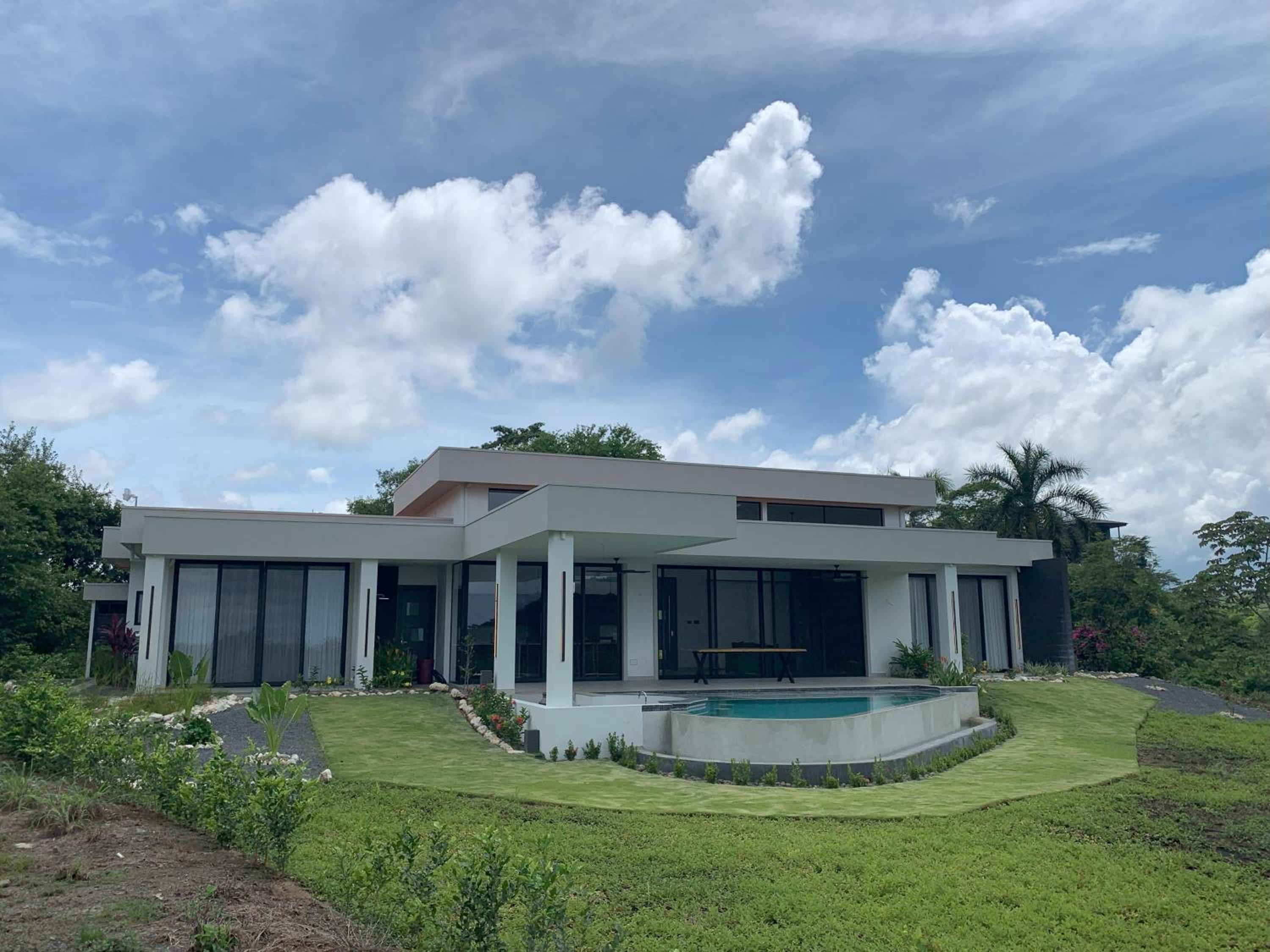 El Coco Oasis Where Luxury Meets Nature!