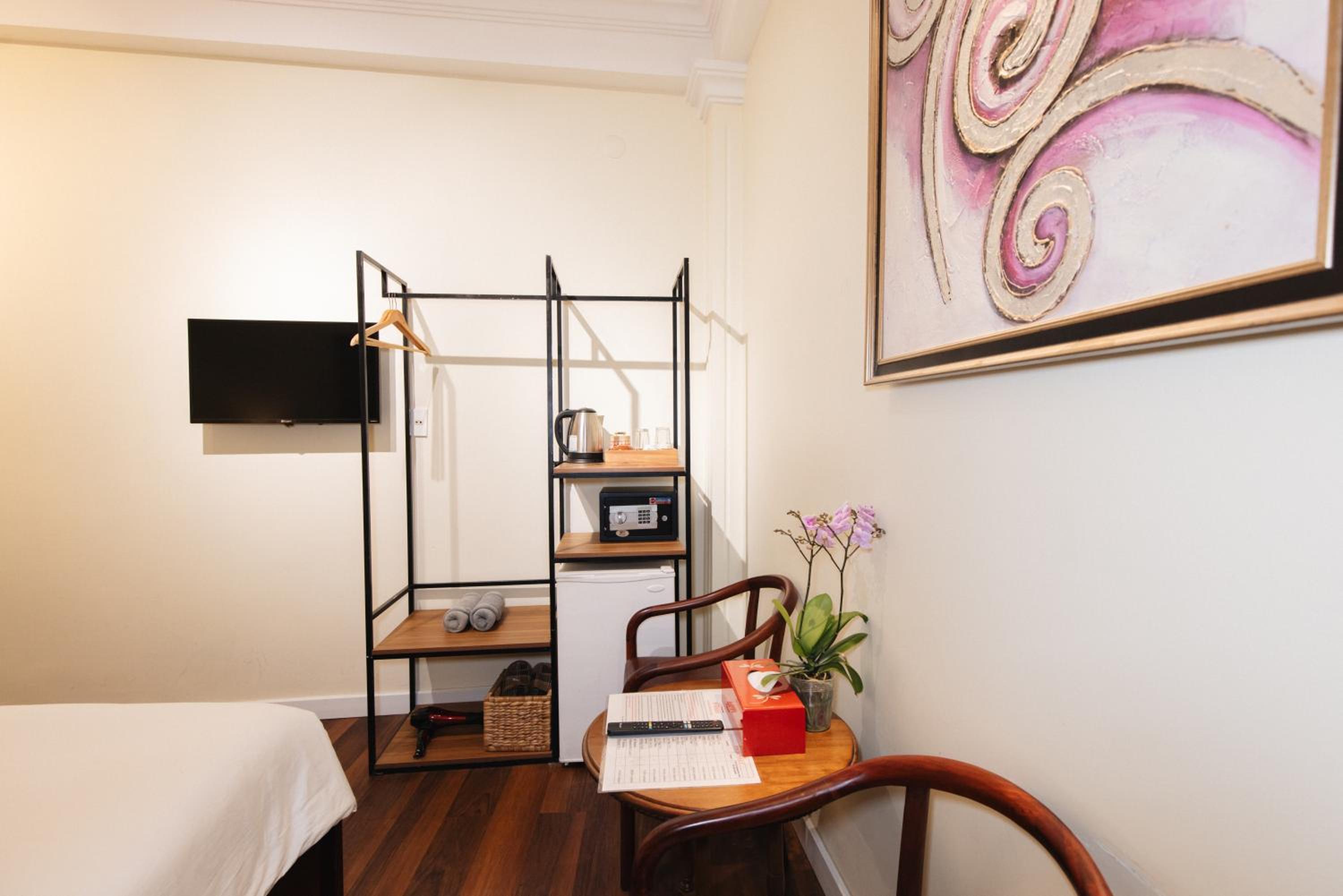 9 Hostel and Suites