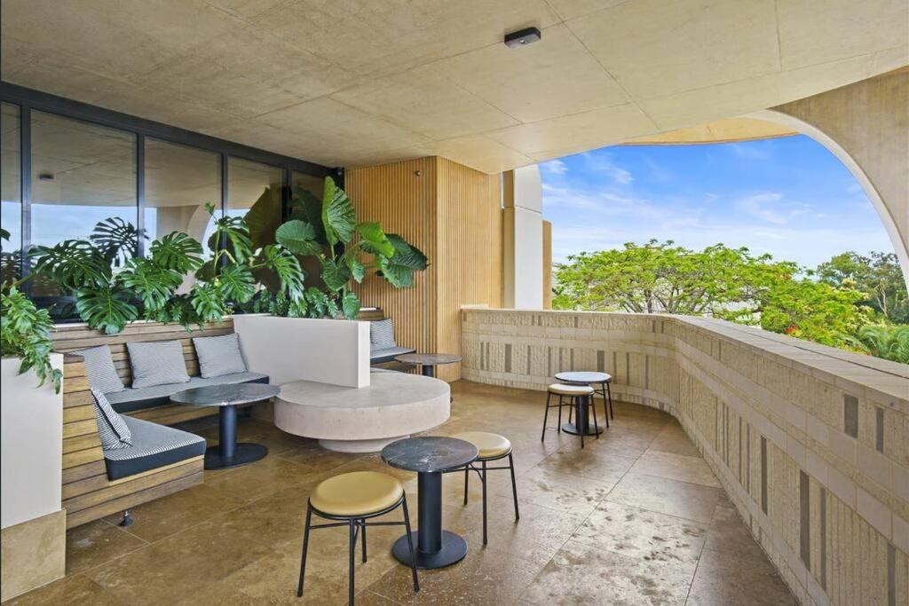 Broadbeach Elegant apartment with views!