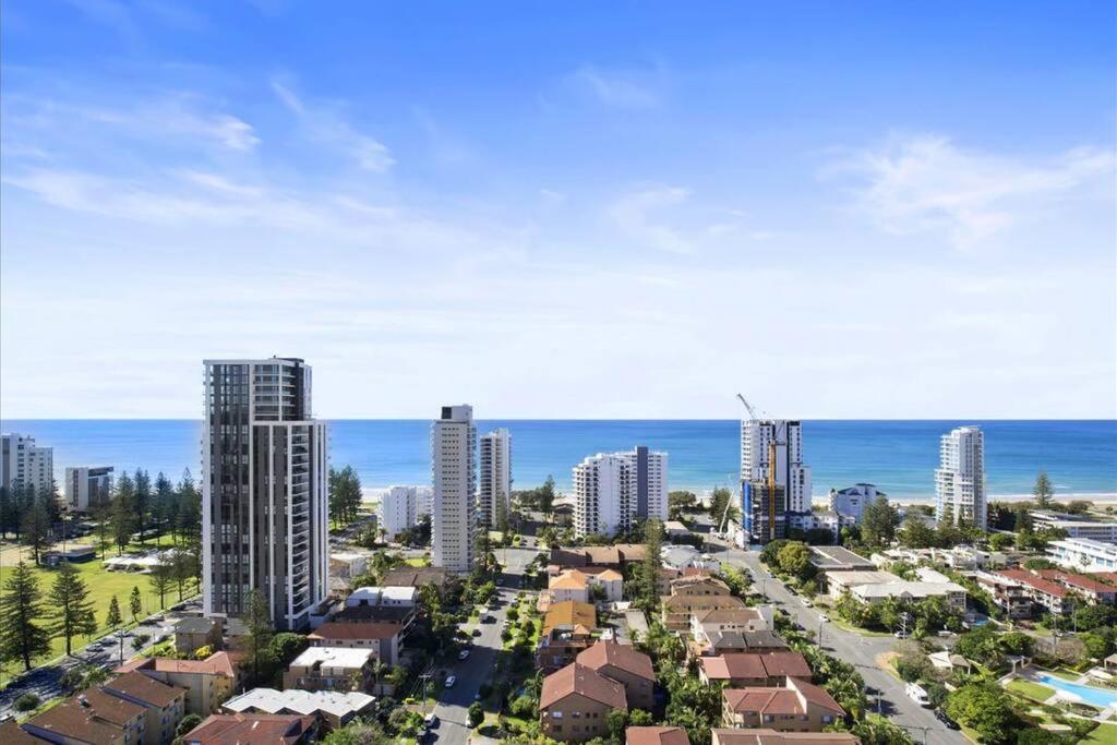 Broadbeach Elegant apartment with views!