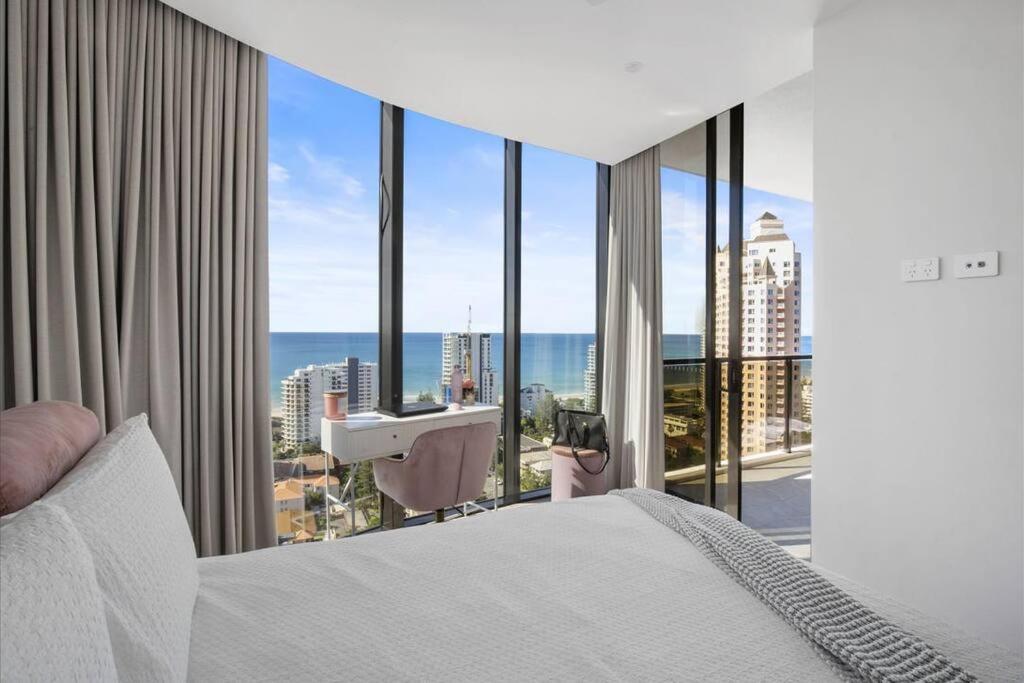 Broadbeach Elegant apartment with views!