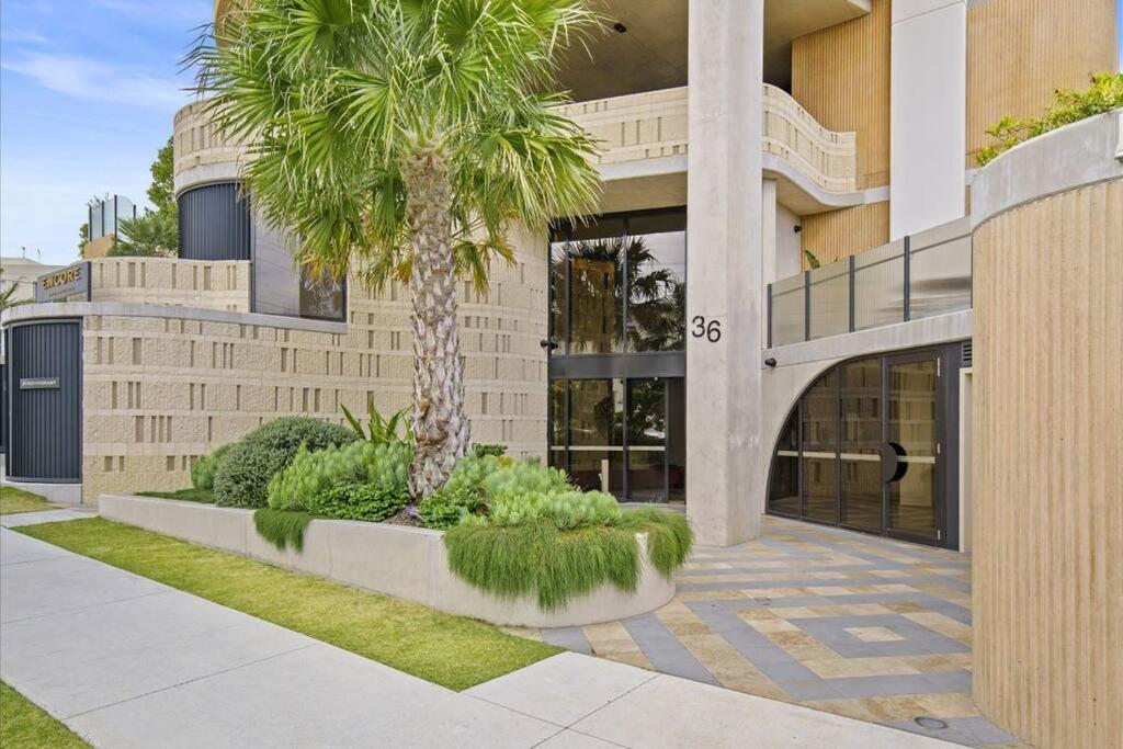 Broadbeach Elegant apartment with views!