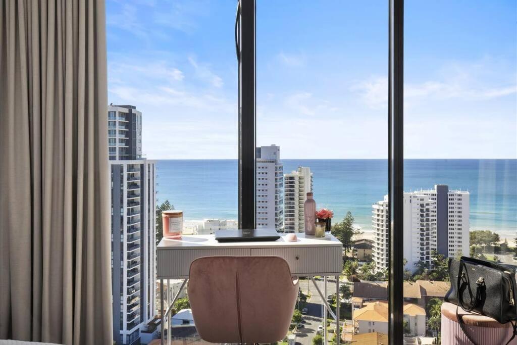 Broadbeach Elegant apartment with views!