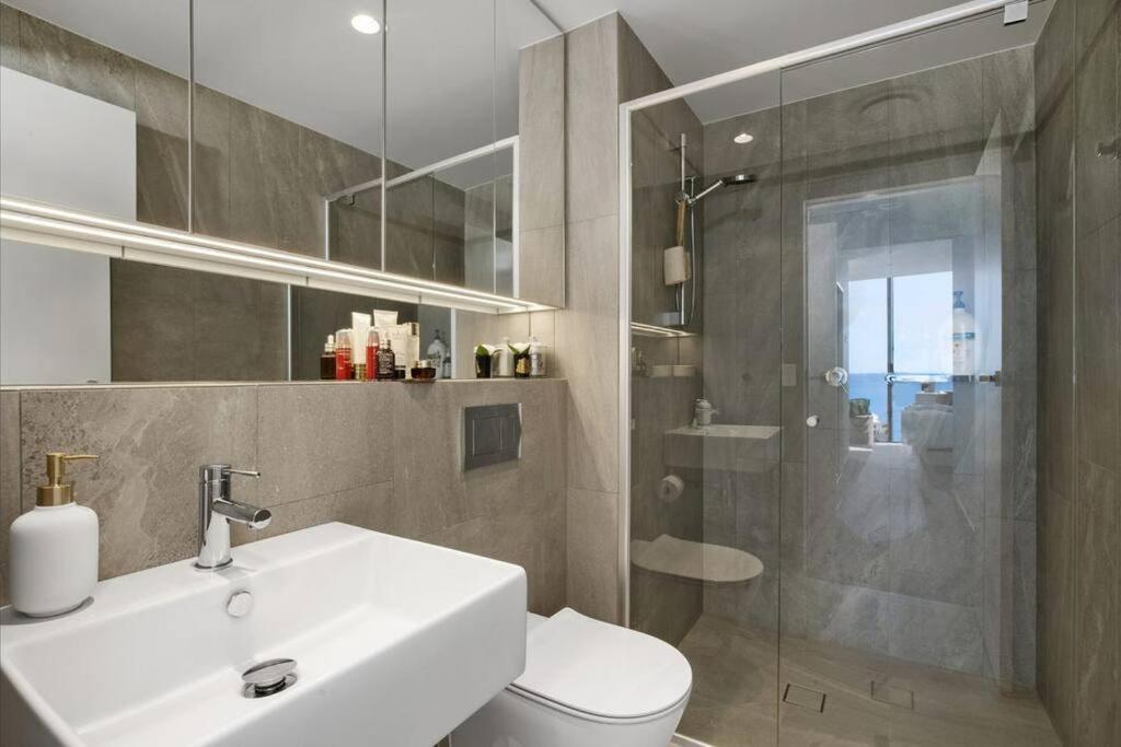 Broadbeach Elegant apartment with views!