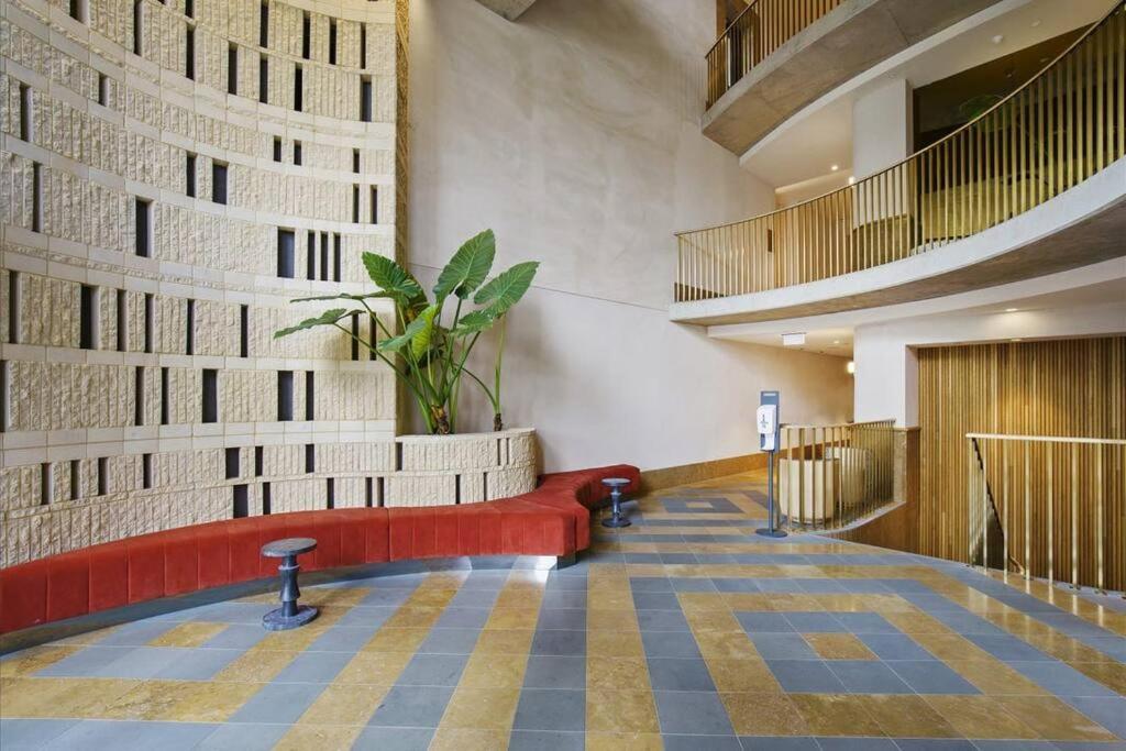 Broadbeach Elegant apartment with views!
