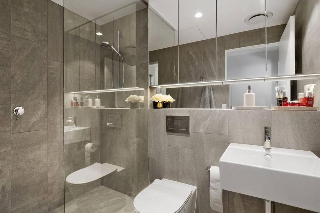 Broadbeach Elegant apartment with views!