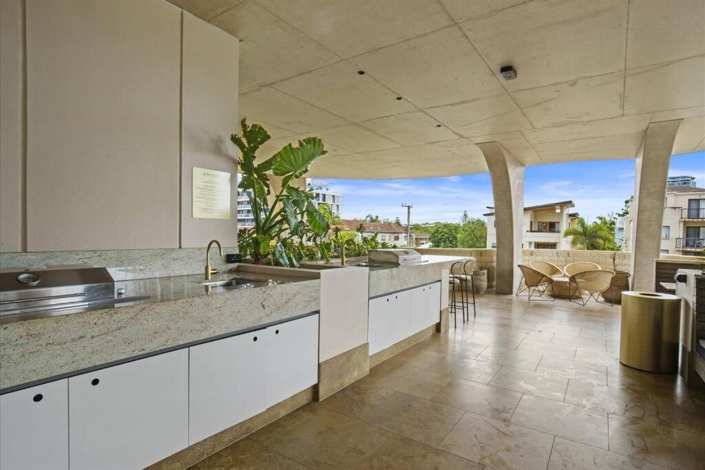 Broadbeach Elegant apartment with views!