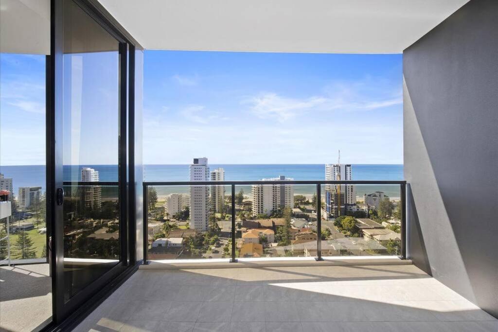 Broadbeach Elegant apartment with views!