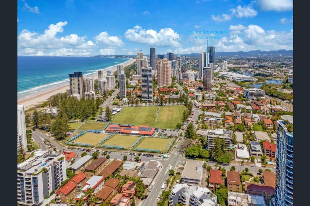 Broadbeach Elegant apartment with views!