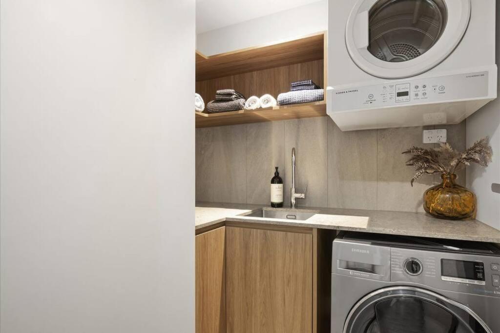 Broadbeach Elegant apartment with views!