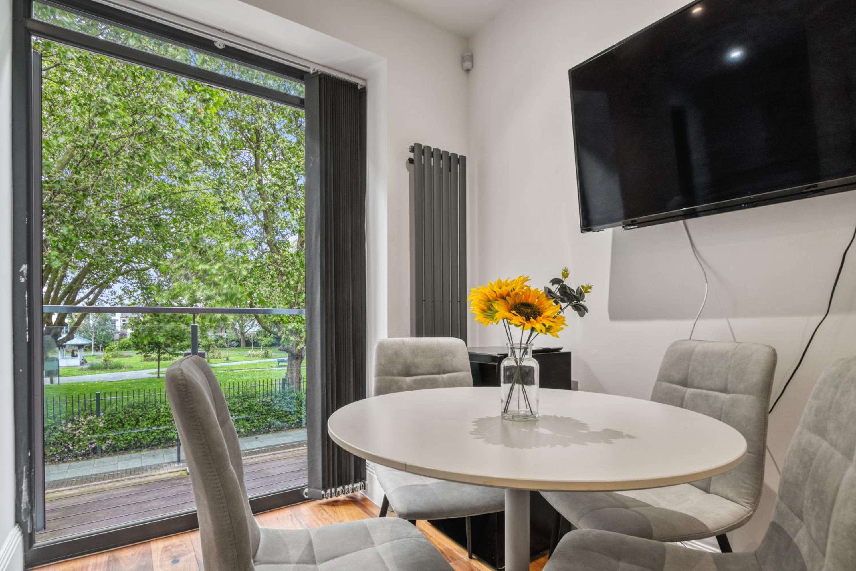 2 Bed 2 Bath Balcony View Wimbledon Tennis