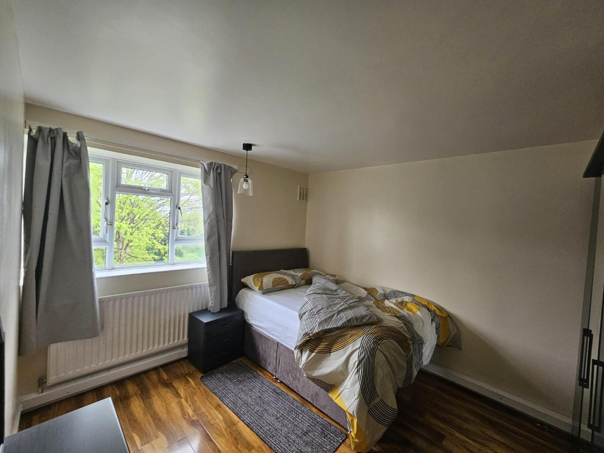 Newly decorated 2 bedroom flat in South East London view 3