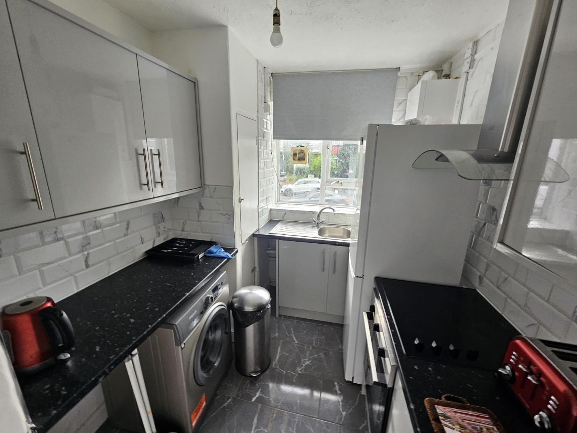 Newly decorated 2 bedroom flat in South East London view 4