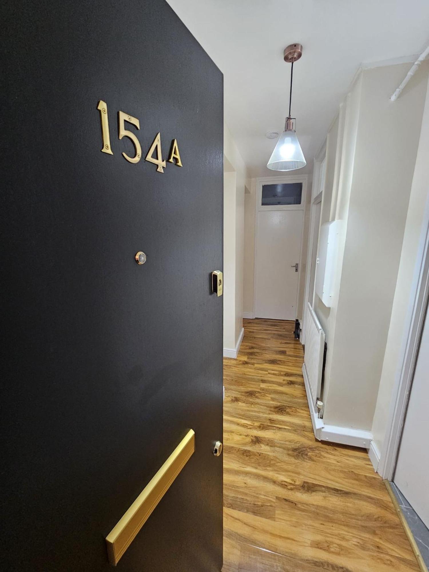 Newly decorated 2 bedroom flat in South East London view 5