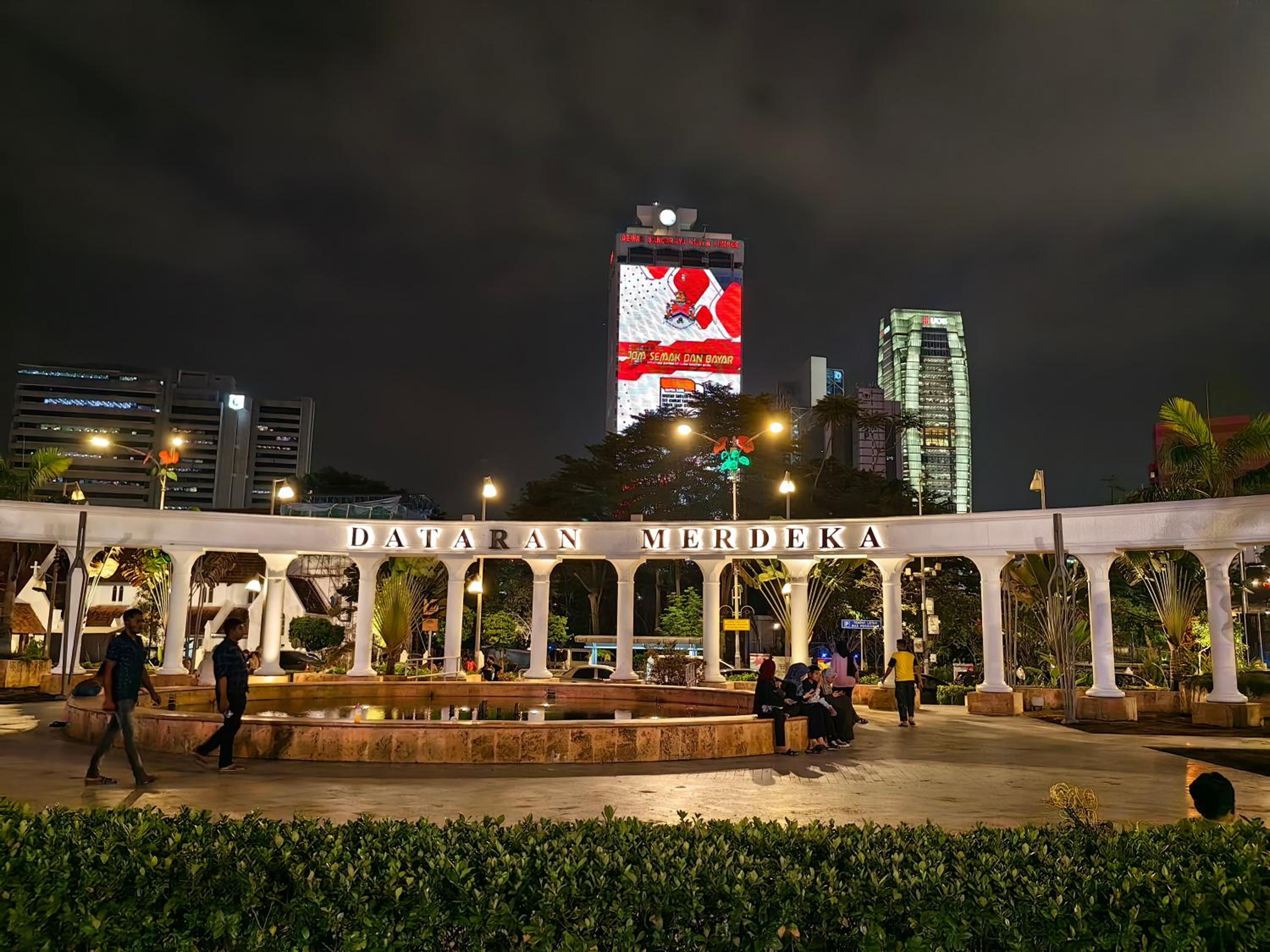 The Robertson R9 Walk to Jalan Alor Street Bukit Bintang Pavilion 7 pax 2R1B