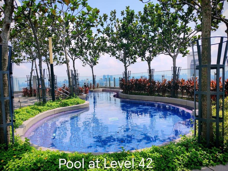 The Robertson R9 Walk to Jalan Alor Street Bukit Bintang Pavilion 7 pax 2R1B