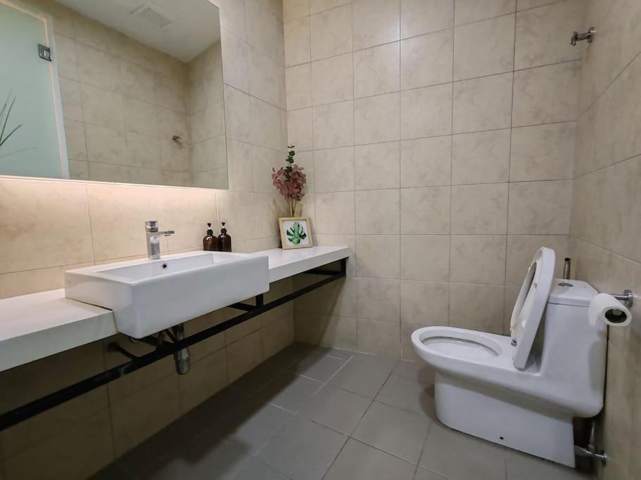 The Robertson R9 Walk to Jalan Alor Street Bukit Bintang Pavilion 7 pax 2R1B