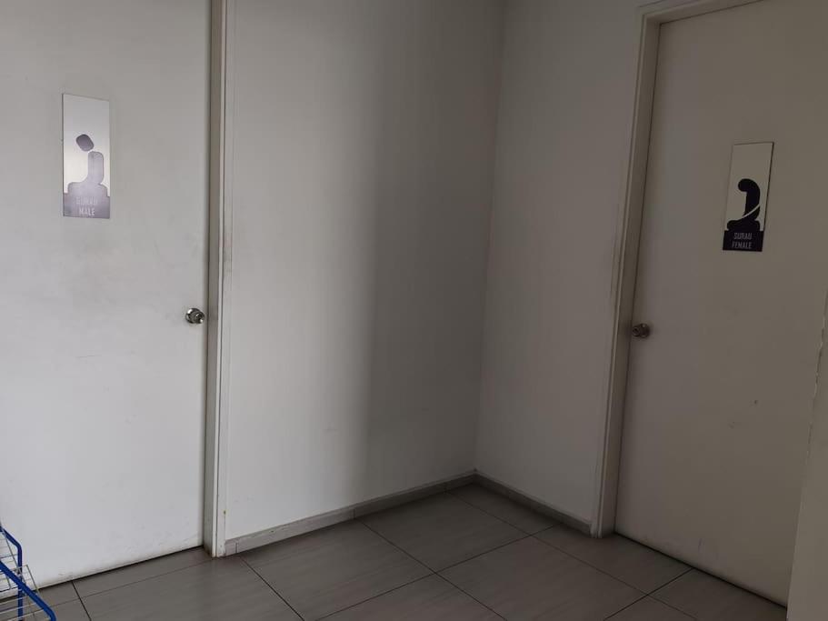 The Robertson R9 Walk to Jalan Alor Street Bukit Bintang Pavilion 7 pax 2R1B