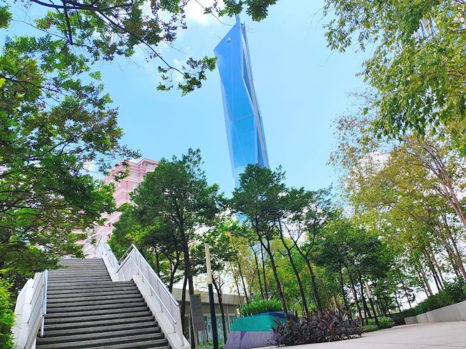 The Robertson R9 Walk to Jalan Alor Street Bukit Bintang Pavilion 7 pax 2R1B