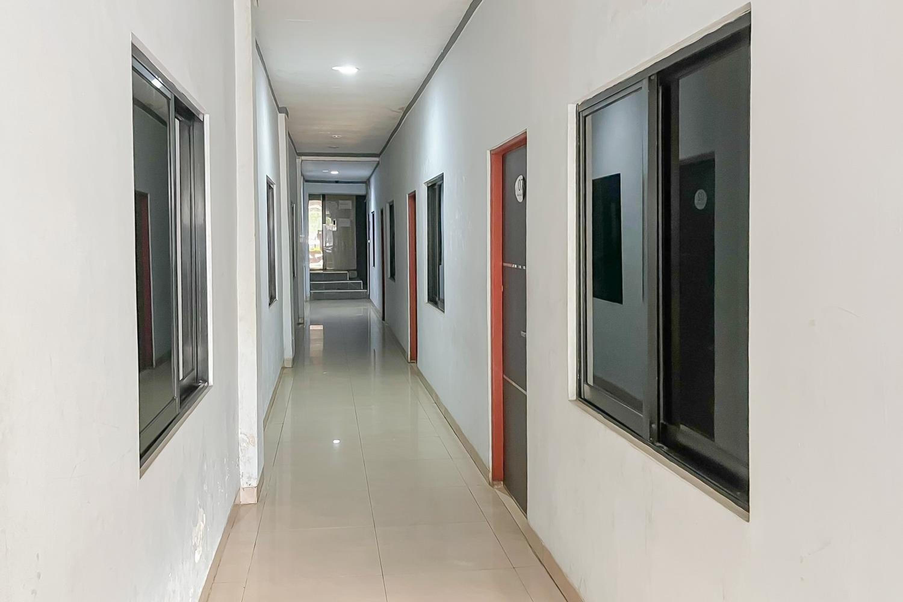 RedDoorz near Mitra Plaza Kota Banjarmasin view 3