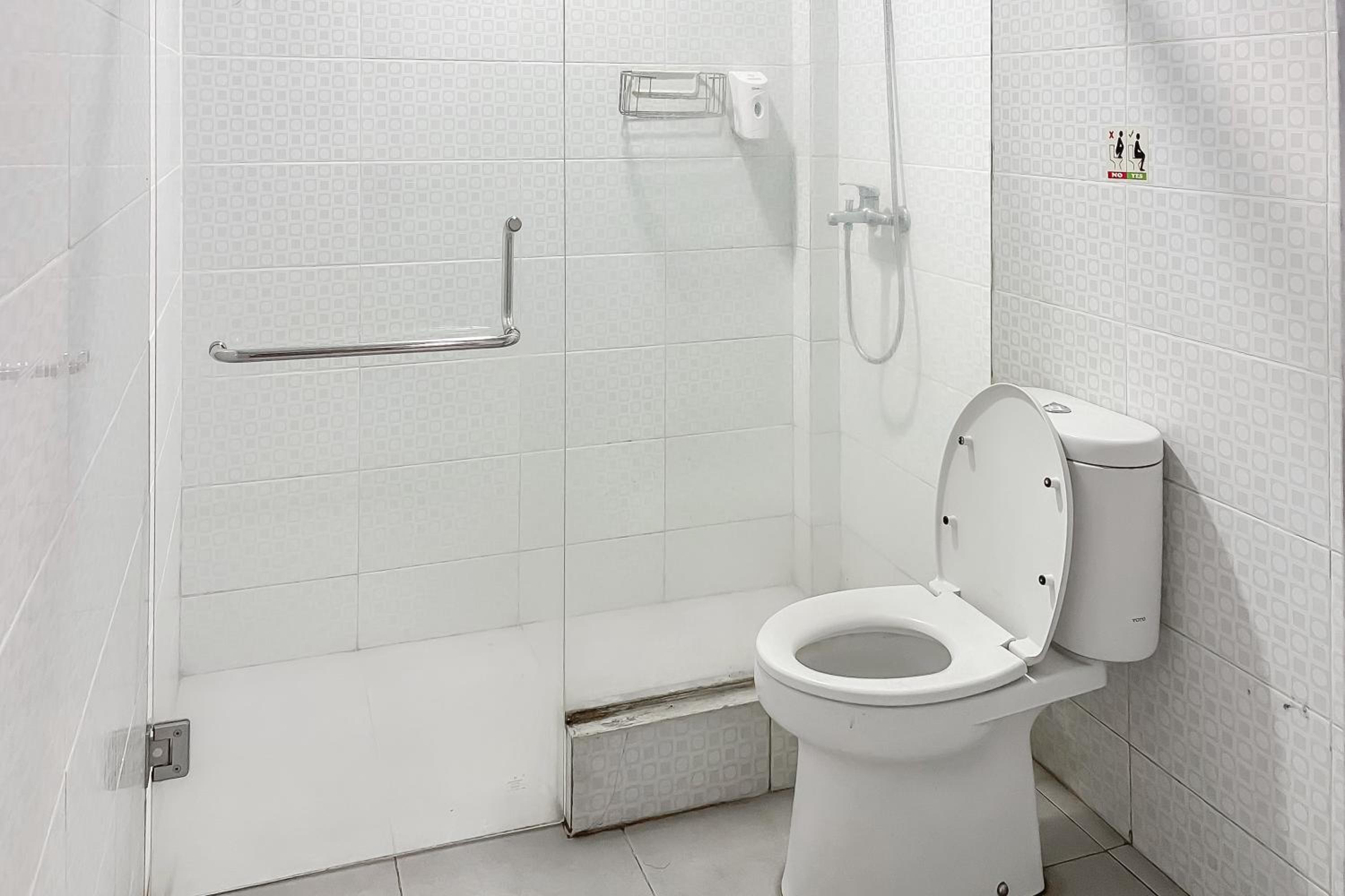RedDoorz near Mitra Plaza Kota Banjarmasin view 4
