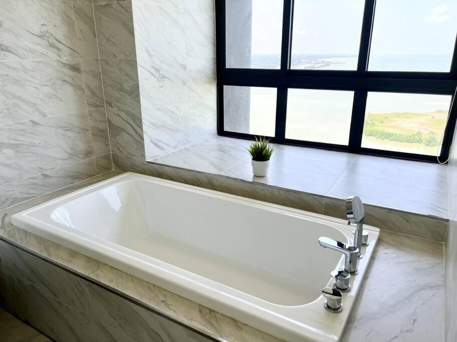 New Imperio Studio 2pax-sea-view melaka-bathub