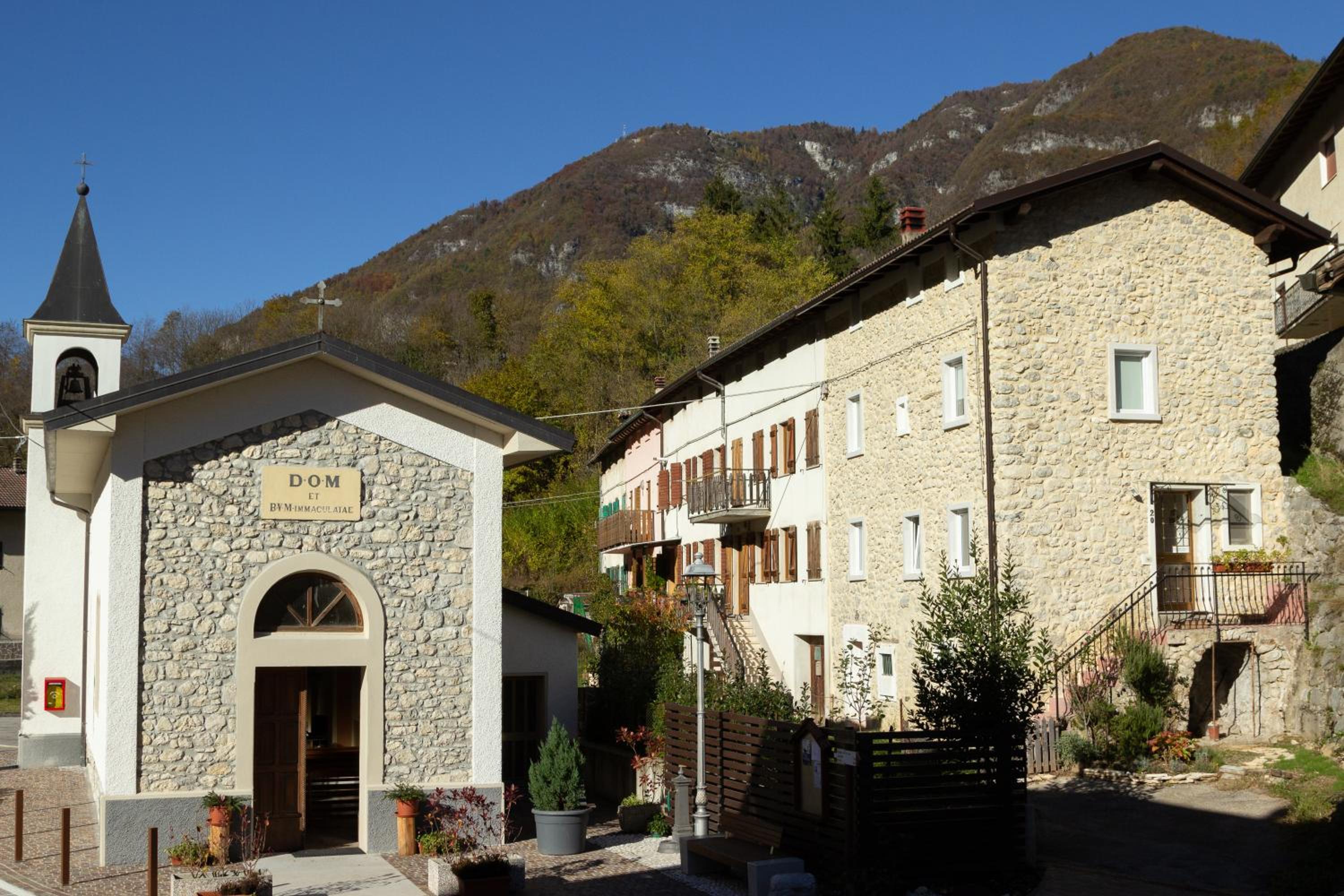 Valdastico Casetta in sasso con giardino