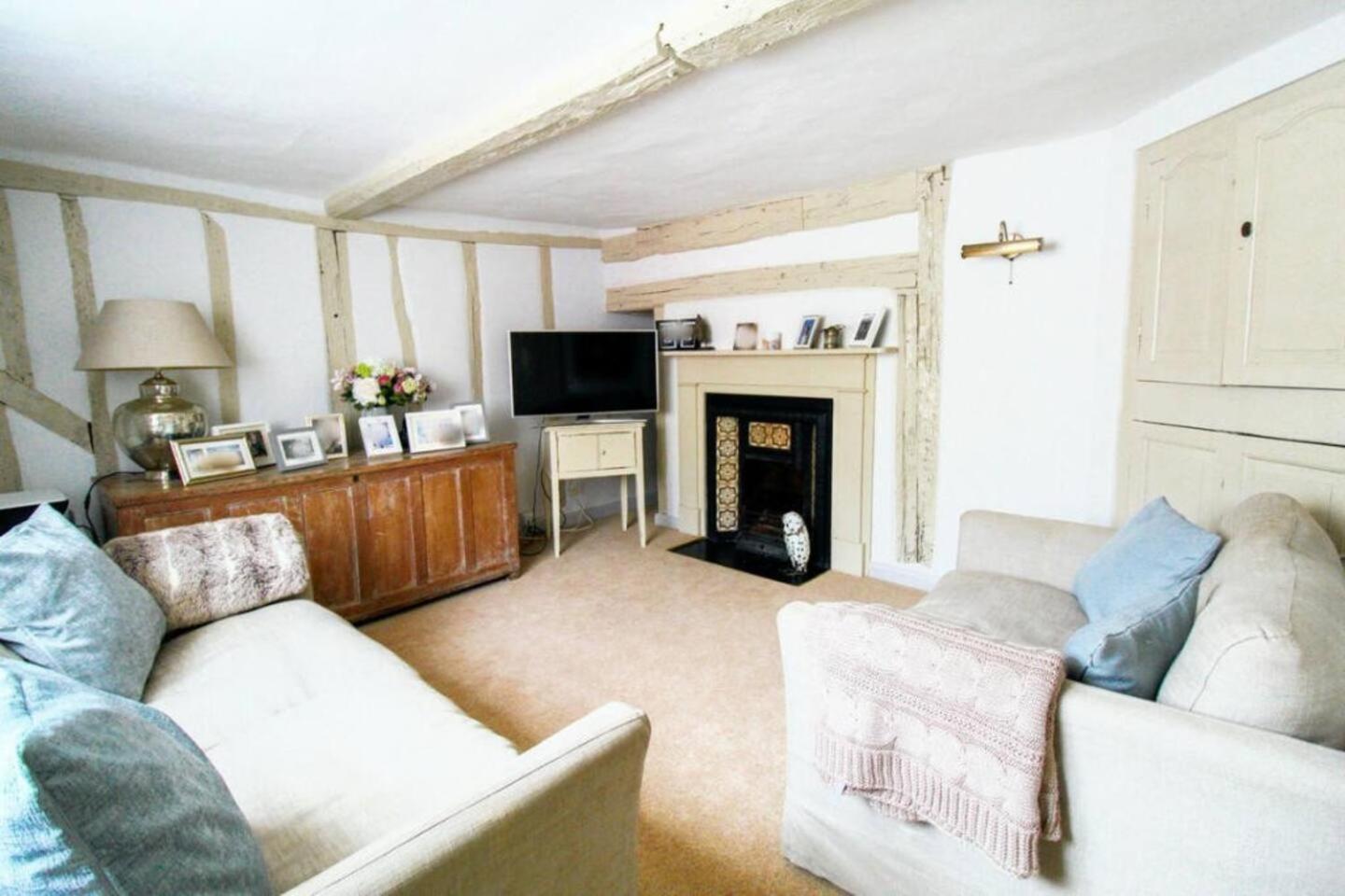 Elegant Oak Beamed House In Pretty Village view 4