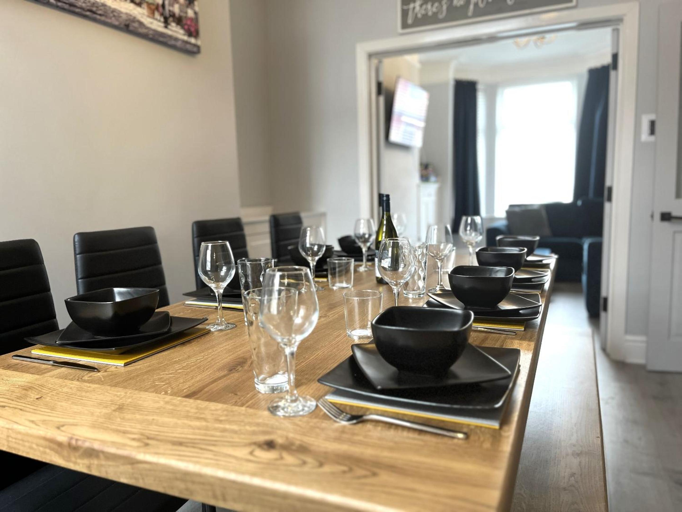 Spacious home sleeps 8 Nr Etihad Coop Live & City view 5