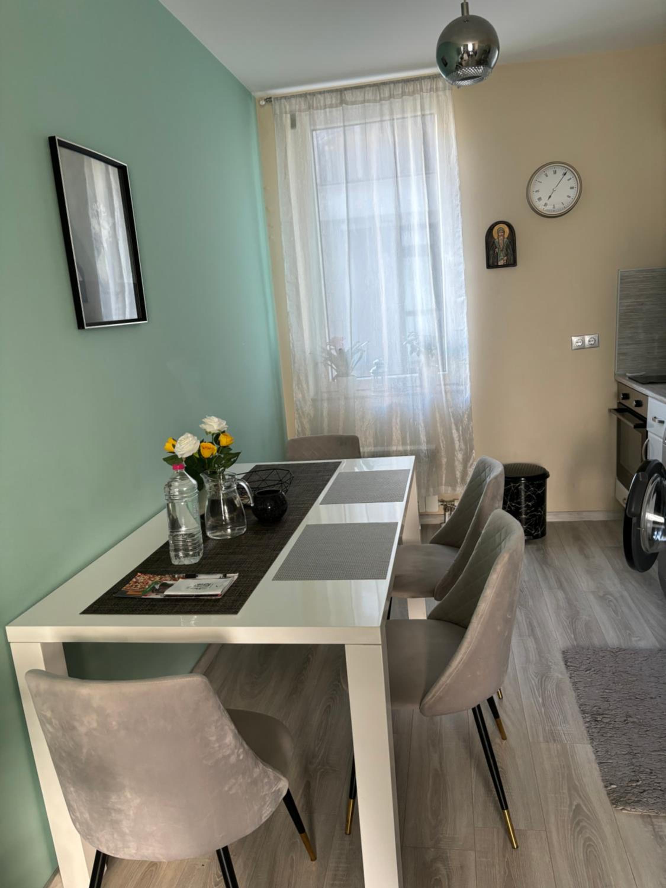Modern, Cute and Comfy Apartment - FREE PRIVATE PARKING