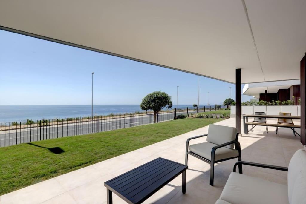 Horizonte azul con jardín