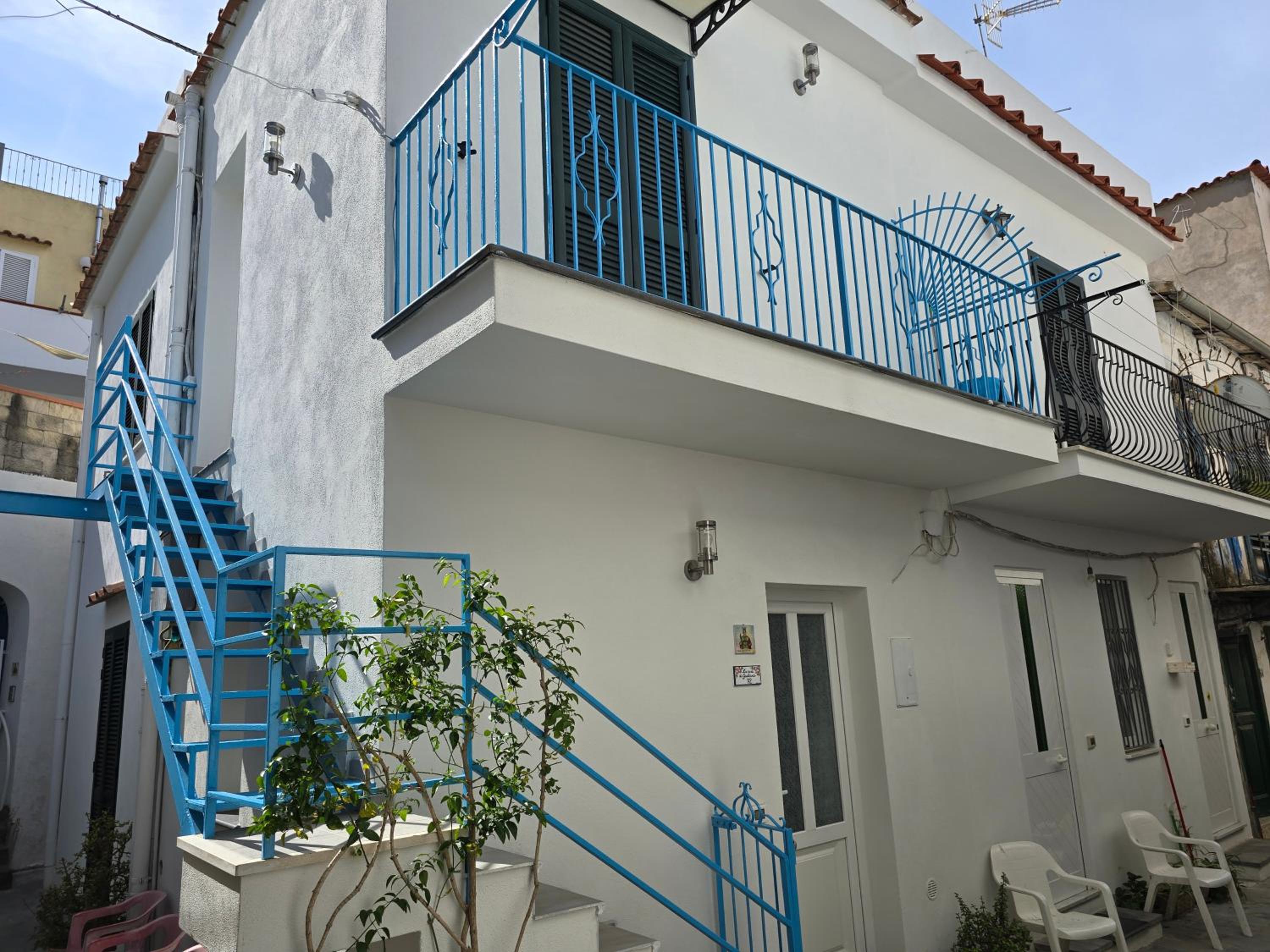 La casa di Giuliana primo piano con balcone view 5