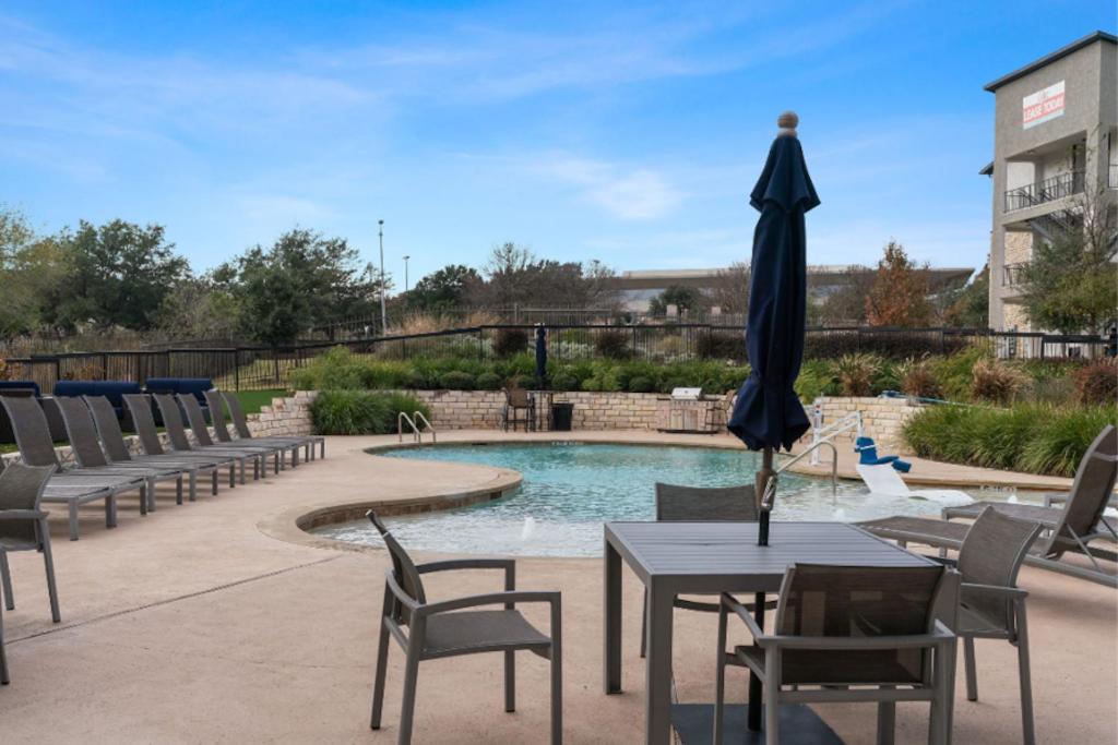 Austin Luxury 2BR 2B with Pool & FREE Parking view 4