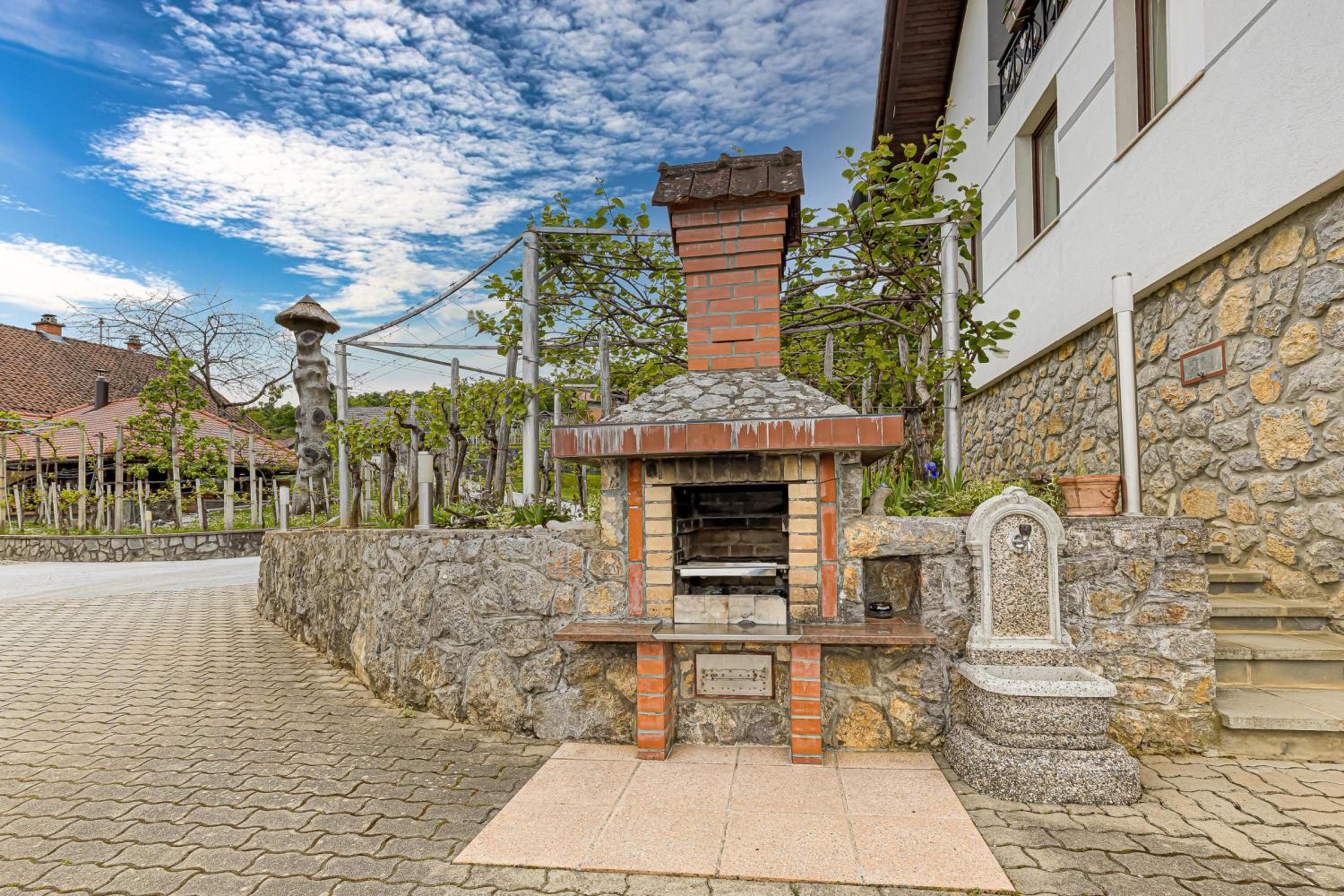 Vrtin Vineyard Family Retreat - Happy Rentals