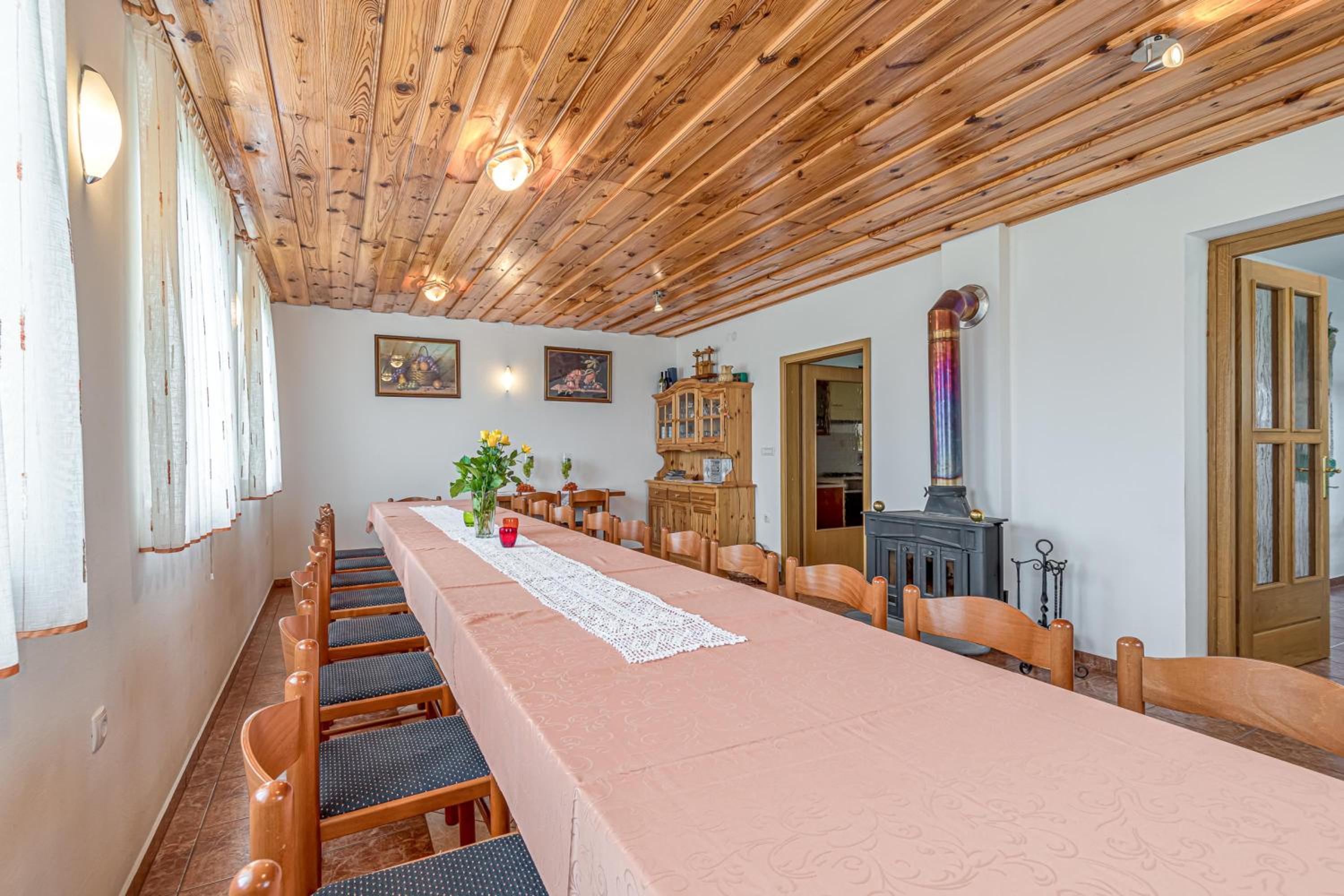 Vrtin Vineyard Family Retreat - Happy Rentals