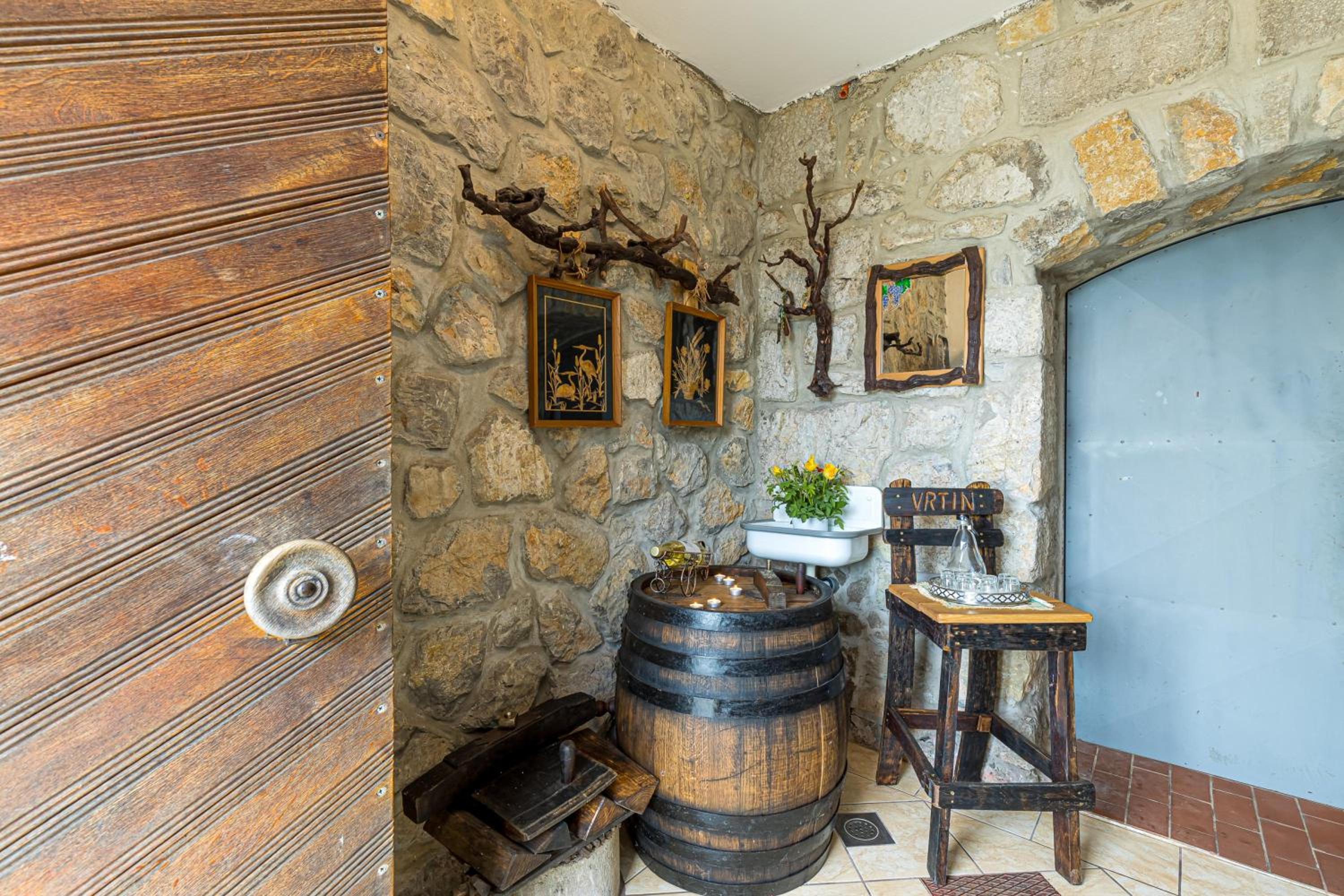 Vrtin Vineyard Family Retreat - Happy Rentals