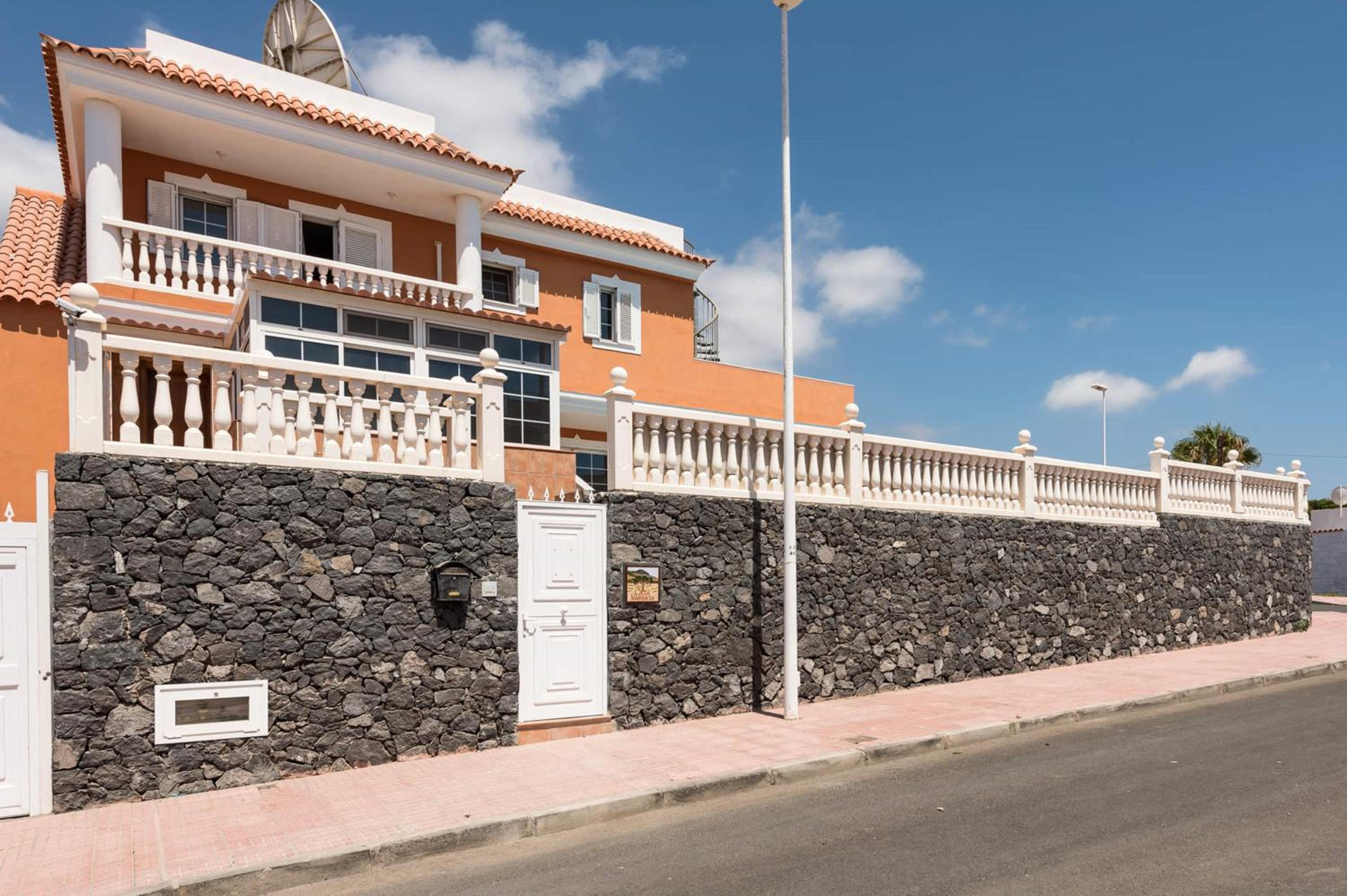 Villa Naranja with private heated pool, sea views, air conditioning, terrace, ITV and BBC channels, Wifi view 5