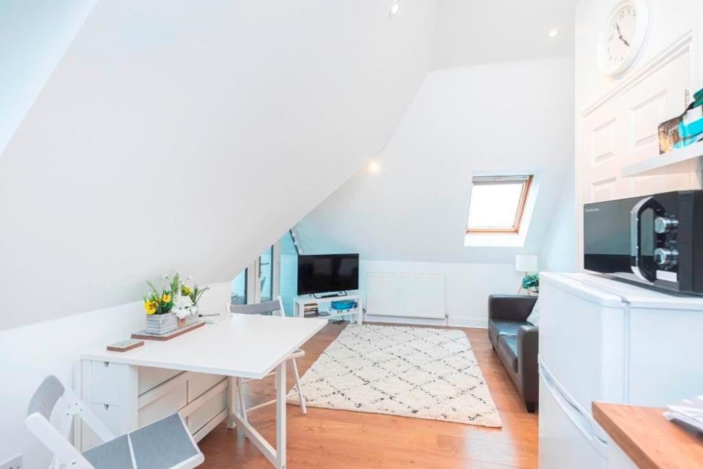 VIEWPOINT 3 by BOURNECOAST - A Clifftop Apartment with Captivating Sea Views and Balcony - FM6184 view 5