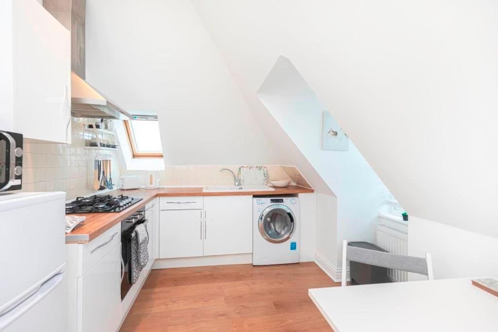 VIEWPOINT 3 by BOURNECOAST - A Clifftop Apartment with Captivating Sea Views and Balcony - FM6184 view 4
