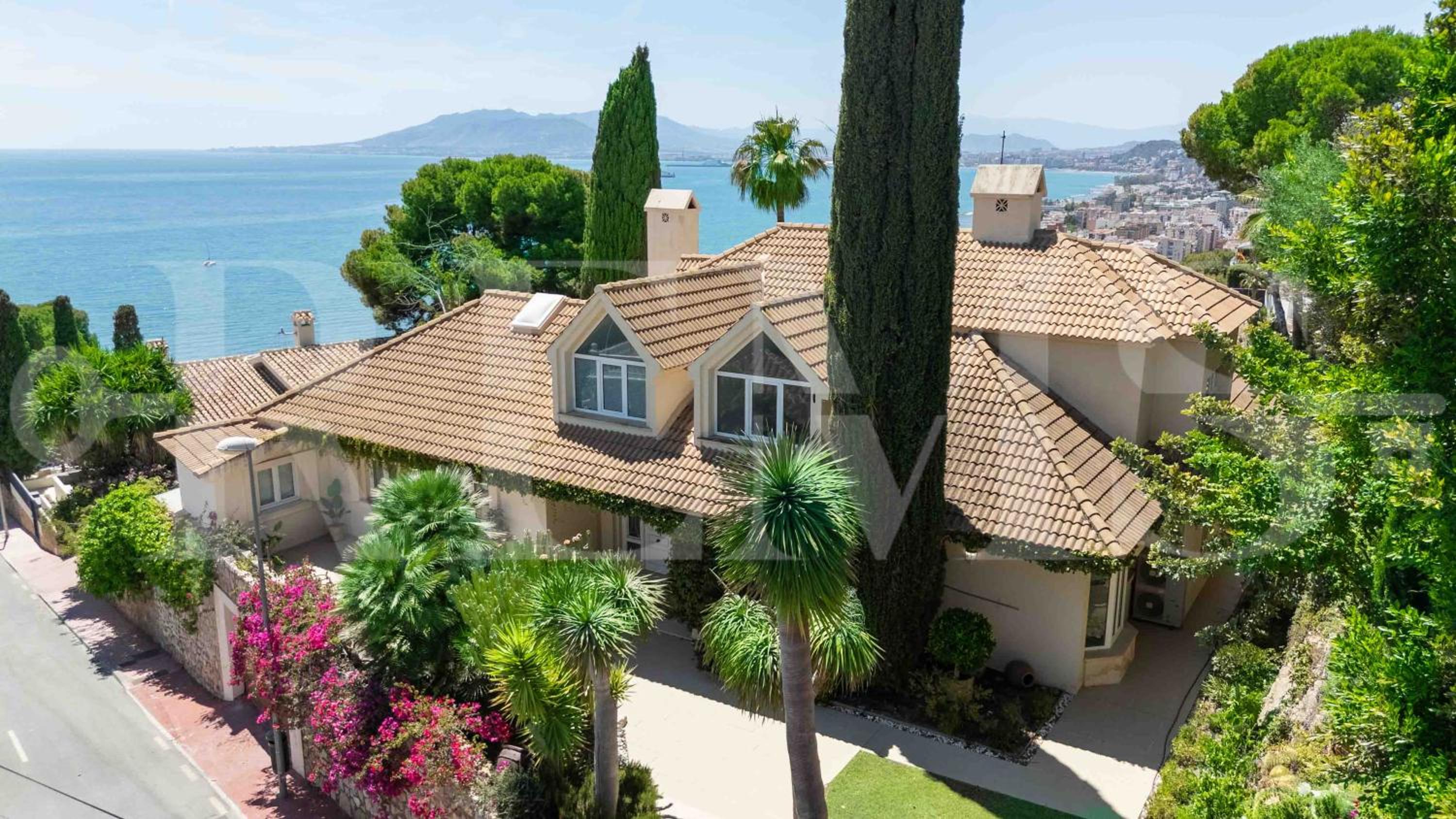 Luxury villa with sea views & terrace by REMS