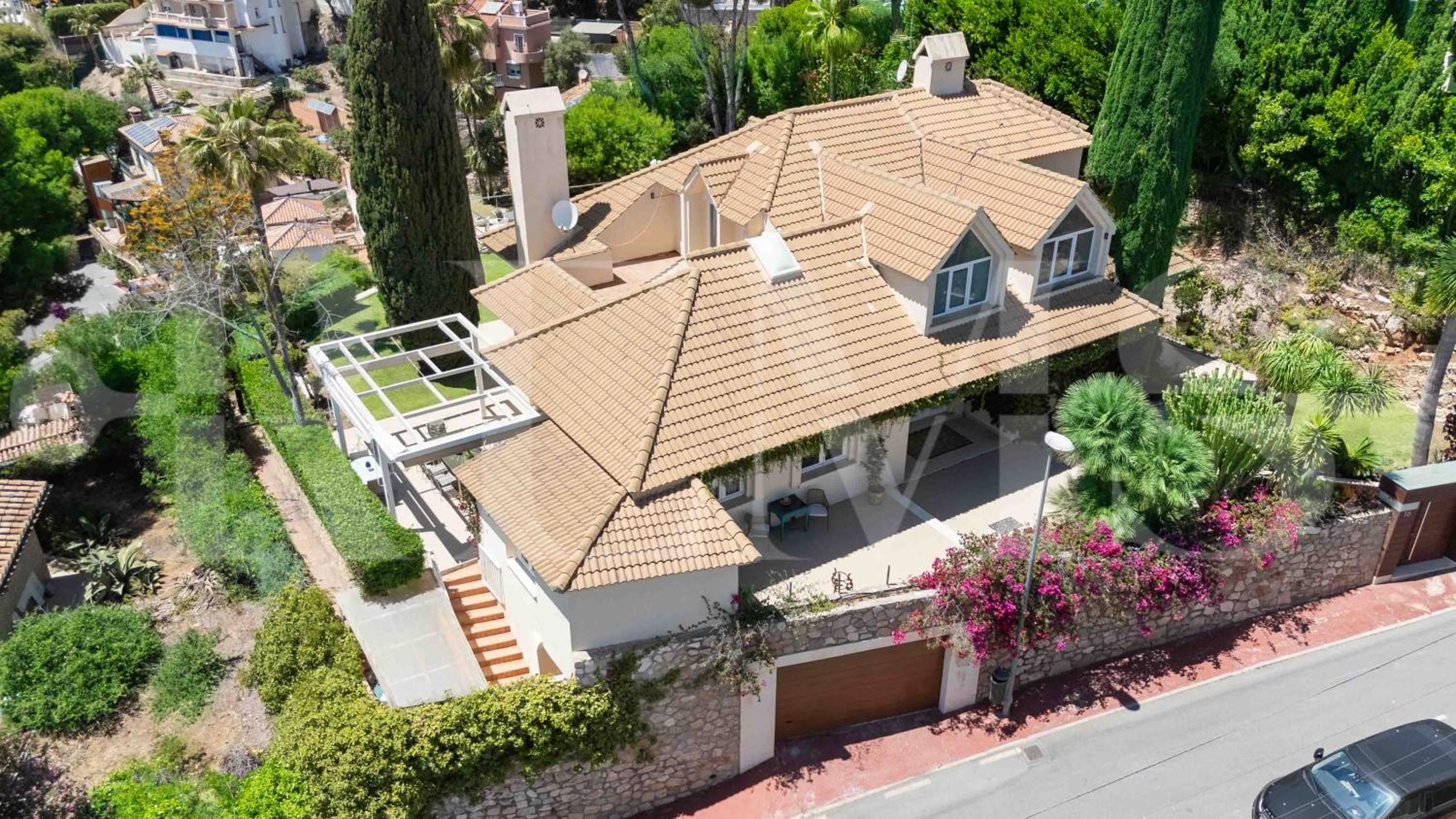 Luxury villa with sea views & terrace by REMS