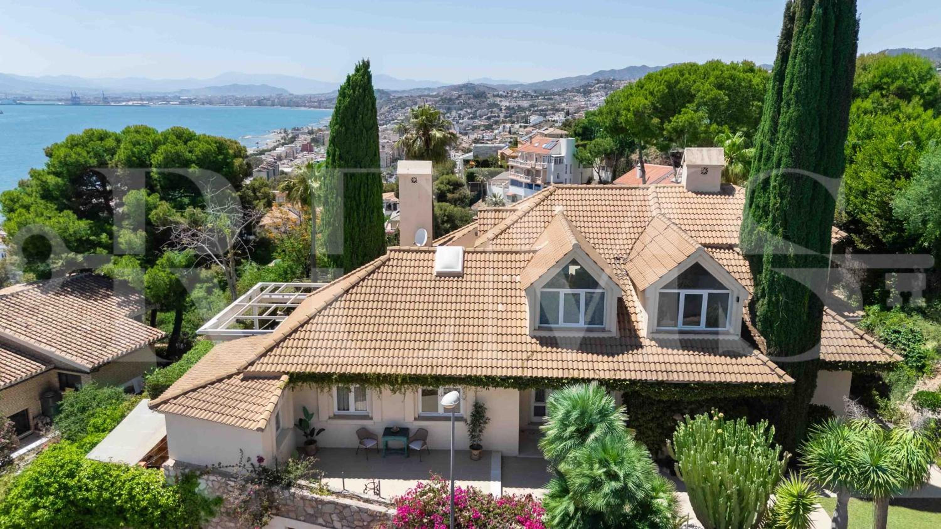 Luxury villa with sea views & terrace by REMS